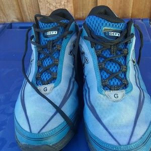 Gravity DEFY walking sneakers